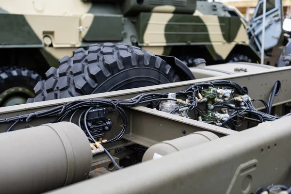 Στρατιωτικό όχημα στο εσωτερικό του παλαιού κινητήρα jet close-up. — Φωτογραφία Αρχείου