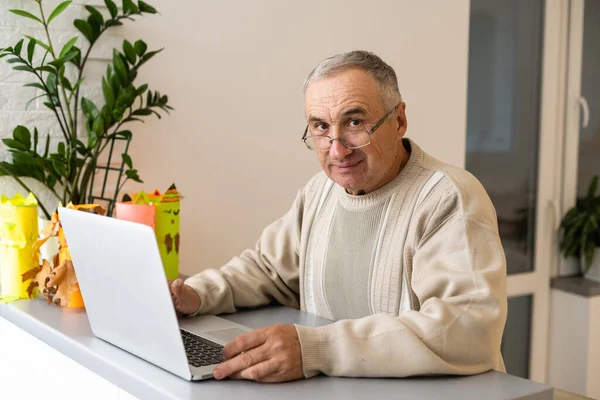 Senior Adult Holding Credit Card Concept — Stock Photo, Image