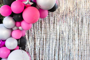 Şenlik arka planı. Gümüş parıltılarda parıldayan parıltılar..