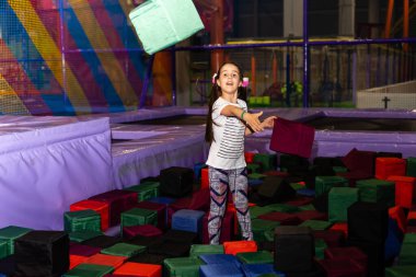 Küçük çocuk, trambolin içinde kapalı Bahçesi atlama. Etkin toddler kız spor merkezinde eğleniyor.