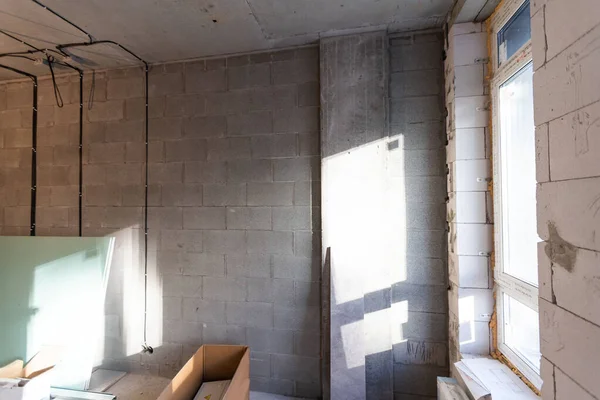 Processo de trabalho de instalação de armações metálicas para gesso-drywall - para fazer paredes de gesso no apartamento está em construção, remodelação, renovação, extensão, restauração e reconstrução — Fotografia de Stock
