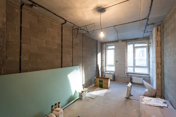 石膏板-干墙金属框架的安装- -公寓石膏墙的施工、改造、翻新、扩建、修复和重建工作正在进行中 — 图库照片