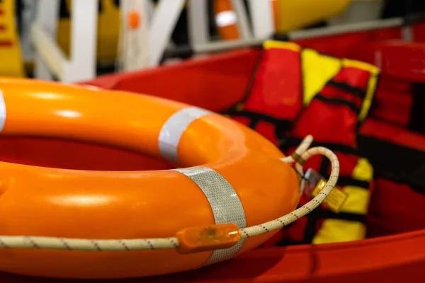 Orange Lifebuoy delante del barco — Foto de Stock