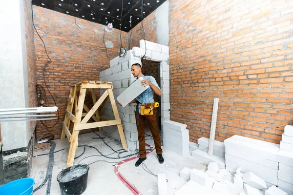 建設中の家の中の修理工。建設労働者。アパートメントリノベーターとしてのキャリア. — ストック写真