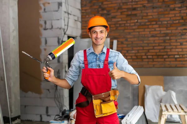 Joven trabajador masculino o constructor en el edificio que se renueva — Foto de Stock