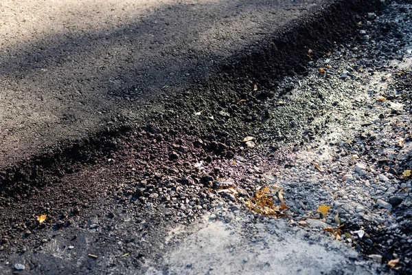 Werken aan nieuwe straat door nieuw asfalt — Stockfoto