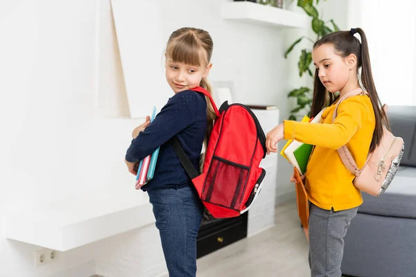 Дети идут в школу школьниц с рюкзаками, фантазии девушки концепции — стоковое фото