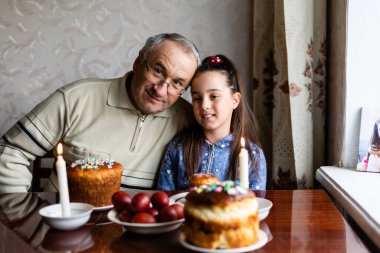 Geleneksel Ortodoks Paskalya yemeği: Paskalya ekmeği, peynirli kek Paşam, boyalı yumurta