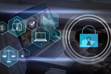 Teknoloji siber güvenlik ve gizlilik kavramına sahip bir dizüstü bilgisayar kullanan biri. Küresel ağ güvenliği için koruma ve güvenli veriler