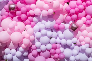 Sevgililer günü için metalik pembe balonlar, bekarlığa veda partisi ya da beyaz arka planda bebek partisi.