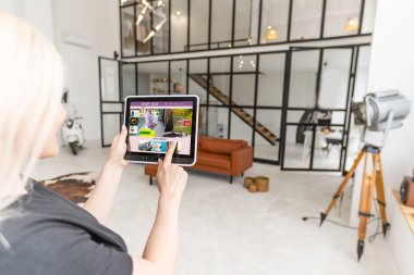 İnternetten alışveriş yapmak için dijital tablet kullanan kadın