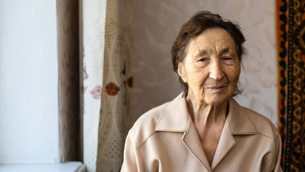 Διαδικασία γήρανσης - πολύ ηλικιωμένες ηλικιωμένες γυναίκες χαμογελαστό πρόσωπο — Φωτογραφία Αρχείου