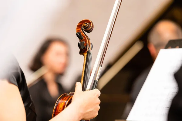 Symfonický orchestr na jevišti, ruce hrát housle — Stock fotografie