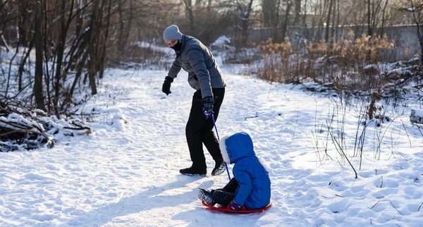 Young Father And Daughter In Snow With Sled — Stock Photo, Image