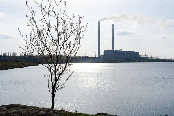 発電所ルコムルスカヤ・グレースのパノラマビュー。水力発電所の煙と煙突。生態学的問題。環境汚染の概念. — ストック写真