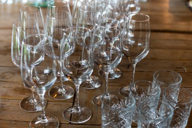 Şarap bardakları boş..