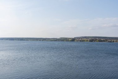 Su yüzeyinde dalgalanmalar ve güneş ışınları yansımaları
