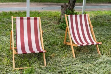 Yeşil çimenlerin üzerinde uzanan kumaş güneş.
