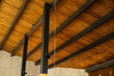 Modern bir iç mekanda tavanda ahşap kirişler