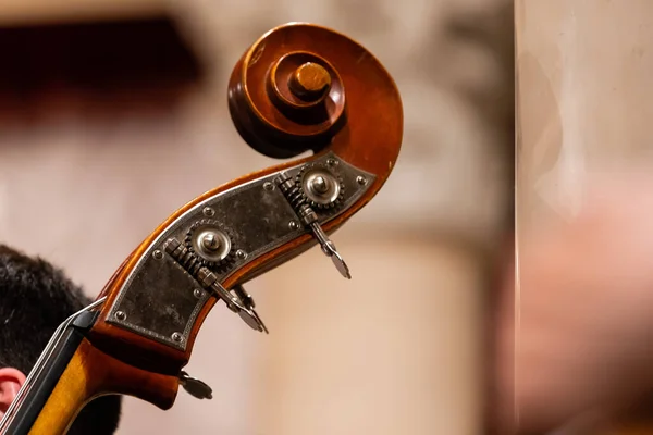 Violin spelar händerna på nära håll — Stockfoto