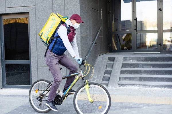KIEV, UKRAINE - 2021年4月28日：Glovo送货男孩，街上有著名的黄色盒子和自行车。骑自行车的送货服务人员 — 图库照片