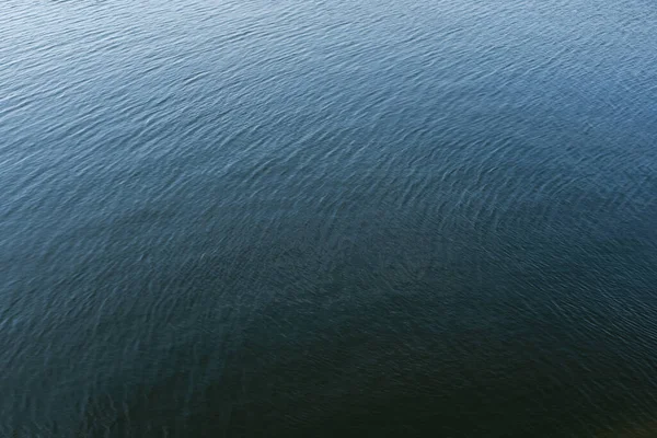 Superficie del agua, fondo del río, fondo azul — Foto de Stock