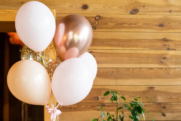 Decoración con globos de rosa, oro y collares de oro rosa. — Foto de Stock