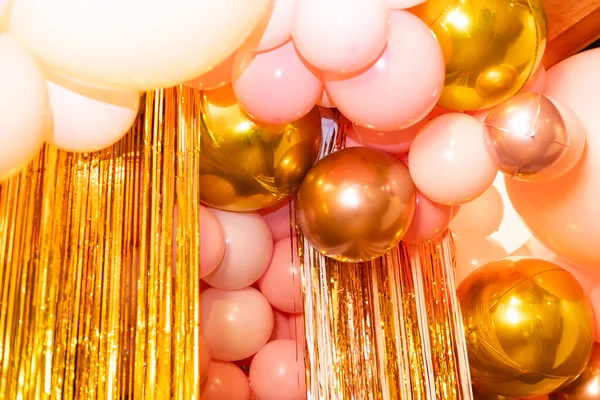 Élégantes ballons roses métalliques pour la Saint Valentin, fête de poule ou baby shower sur fond blanc — Photo