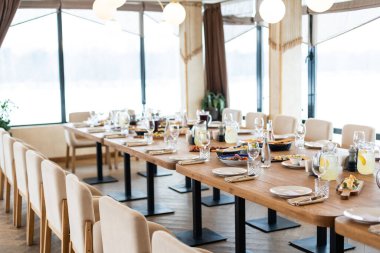 Restorandaki masada nefis yemekler. Servis masası. Masanın ortasında keskinlik