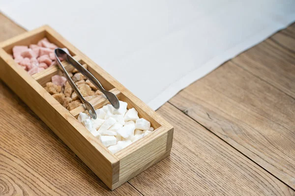 Plochá laických složení s různými druhy cukru na dřevěný stůl — Stock fotografie