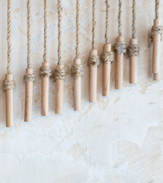 Asas de madera cuelgan de una cuerda, decoración — Foto de Stock