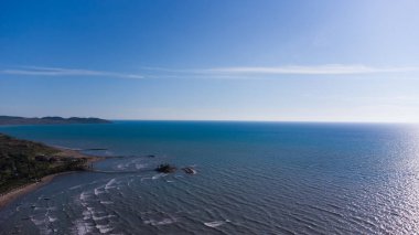 Kumsal havası, kumsalın en üst manzarası dalgaların kıyıya vurduğu güzel bir kumsal manzarası.