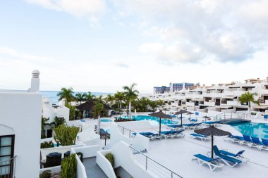 Boş güneşli havuz