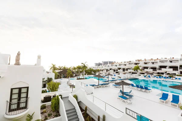 Het terras met uitzicht op zee in luxe hotel, Santorini eiland, Griekenland — Stockfoto