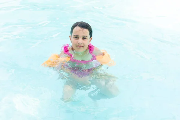 Petite fille jouant dans la piscine extérieure — Photo