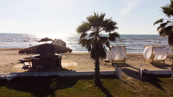 Gün batımında Adriyatik Denizi 'nin kumlu plajına ve Arnavutluk' un Durres kentine bak. — Stok fotoğraf