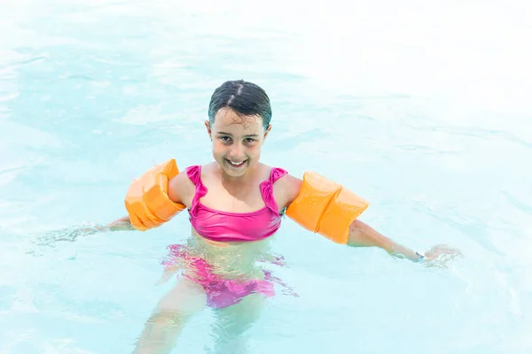 Kislány játszik szabadtéri medence — Stock Fotó