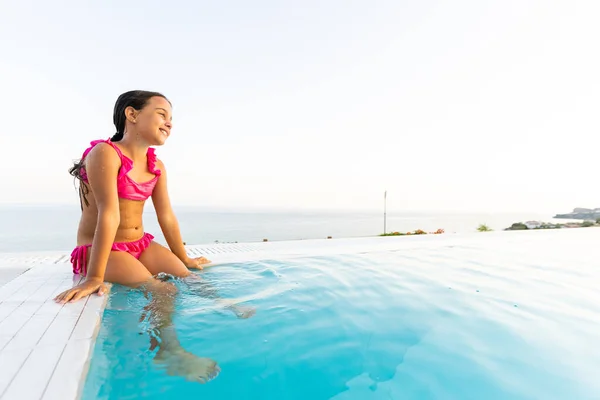 Vértes úszás a medencében, boldog gyermek szórakozás a víz, a beach resort, a nyári pihenés és nyaralás koncepció aranyos kis Arab lány portréja — Stock Fotó