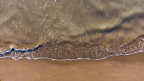 Ola suave del mar en la playa de arena — Foto de Stock