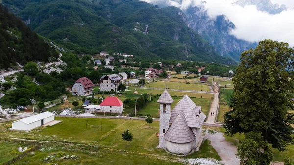 Niesamowity widok na góry w Alpach Albańskich — Zdjęcie stockowe