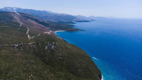 Typowy albański krajobraz na wybrzeżu Adriatyku z górami. Słoneczny poranek w Albanii, Europie. Koncepcja podróży. — Zdjęcie stockowe