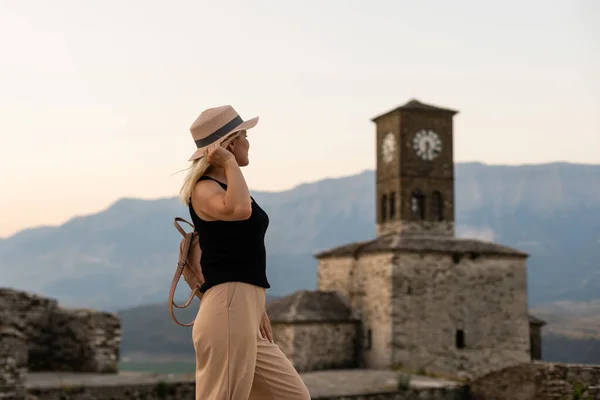 GJIROKASTER, ALBANIEN. Menschen genießen die friedliche Atmosphäre in den Vierteln der Altstadt UNESCO-Weltkulturerbe und beliebtes Touristenziel. — Stockfoto