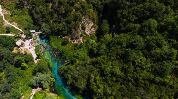 Beau printemps turquoise Oeil Bleu, Albanie. La source est très puissante, froide et profonde et est source d'une rivière Bistrice — Photo