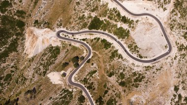 Arnavutluk 'taki Llogara geçidinde dağlarda yol.