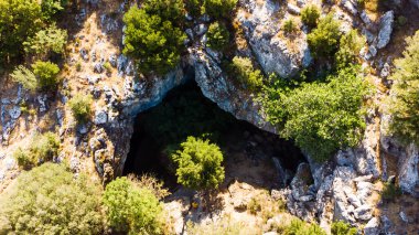 Beyaz arka planda büyük bir kaya izole edilmiş. Bunun kırpma yolu var.