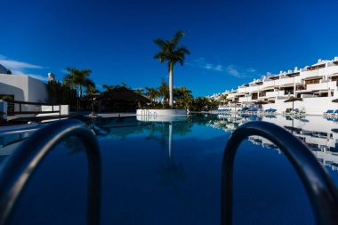 Çatı katında yüzme havuzu..