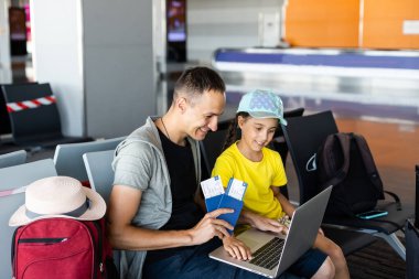 Havaalanında kızı olan bir iş adamı. Seyahat süresi.