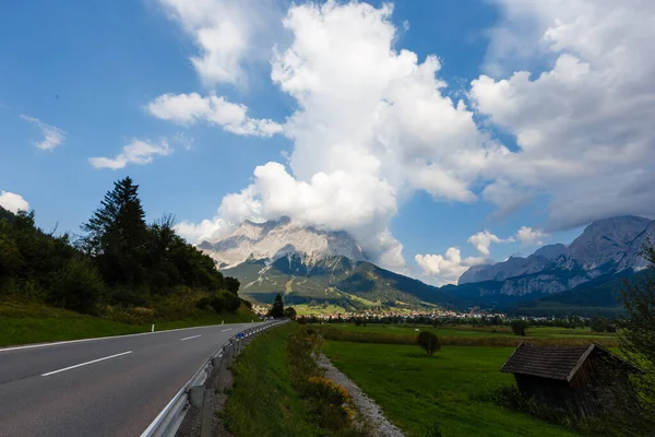 Cesta v horách, Alpy pozadí — Stock fotografie