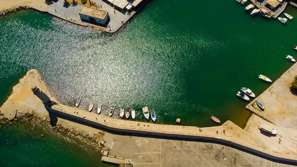 ギリシャクレタ島のレティムノ市海岸無人機から. — ストック写真