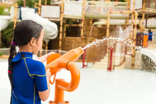 Die Kinder spielen in Wasserattraktionen im Siam Wasserpark auf Teneriffa, Spanien. Siam ist der größte Wasserthemenpark Europas. — Stockfoto